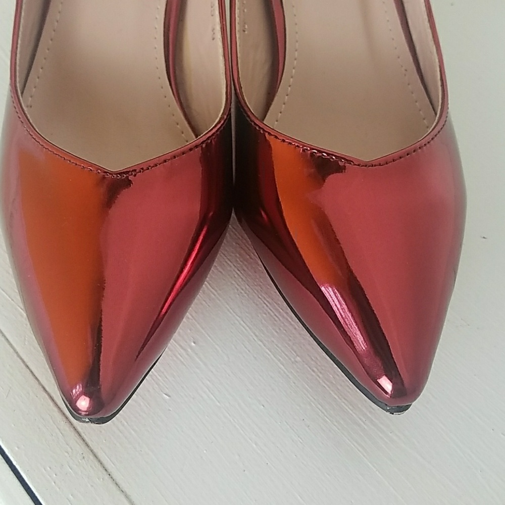 🚨Metro Metallic Red Heels🚨